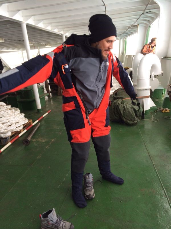 Alberto Ammann se prepara para desembarcar sobre el hielo ártico en Svalbard