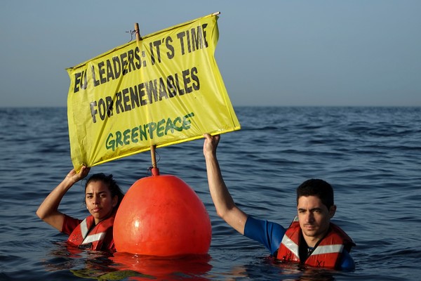 Activistas de Greenpeace piden a los líderes europeos compromiso con un modelo energético sostenible