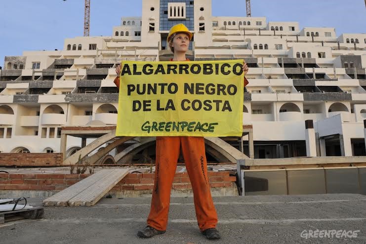  2014-05-11. ACCIîN: 100 activistas de Greenpeace pintan un punto negro de 8.000 m2 en el hotel ilegal de El Algarrobico para exigir su desmantelamientoinmediatoEs la sexta accio?n de Greenpeace en el hotel. La organizacio?n exige a la Junta de Andaluci?a y al Ministerio que devuelvan este paraje natural a los ciudadanos© GREENPEACE HANDOUT/MARIO GOMEZ- NO SALES - NO ARCHIVES - EDITORIAL USE ONLY - FREE USE ONLY FOR 14 DAYS AFTER RELEASE - PHOTO PROVIDED BY GREENPEACE - AP PROVIDES ACCESS TO THIS PUBLICLY DISTRIBUTED HANDOUT PHOTO TO BE USED ONLY TO ILLUSTRATE NEWS REPORTING OR COMMENTARY ON THE FACTS OR EVENTS DEPICTED IN THIS IMAGE