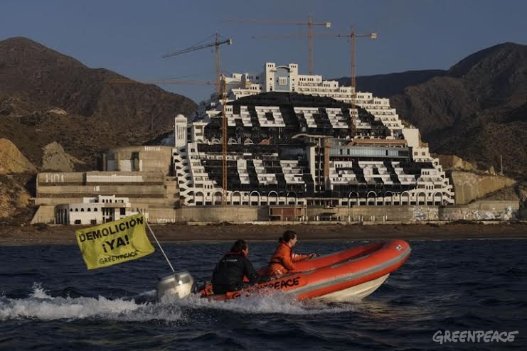  2014-05-12. ACCIÓN: 100 activistas de Greenpeace pintan un punto negro de 8.000 m2 en el hotel ilegal de El Algarrobico para exigir su desmantelamientoinmediatoEs la sexta accio?n de Greenpeace en el hotel. La organizacio?n exige a la Junta de Andaluci?a y al Ministerio que devuelvan este paraje natural a los ciudadanos© GREENPEACE HANDOUT/PEDRO ARMESTRE- NO SALES - NO ARCHIVES - EDITORIAL USE ONLY - FREE USE ONLY FOR 14 DAYS AFTER RELEASE - PHOTO PROVIDED BY GREENPEACE - AP PROVIDES ACCESS TO THIS PUBLICLY DISTRIBUTED HANDOUT PHOTO TO BE USED ONLY TO ILLUSTRATE NEWS REPORTING OR COMMENTARY ON THE FACTS OR EVENTS DEPICTED IN THIS IMAGE