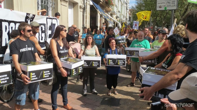 Entrega de firmas contra el fracking en Euskadi
