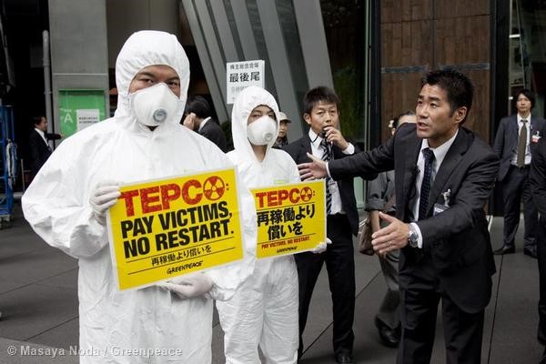 Víctimas del desastre nuclear de Fukushima protestando ante la sede de TEPCO
