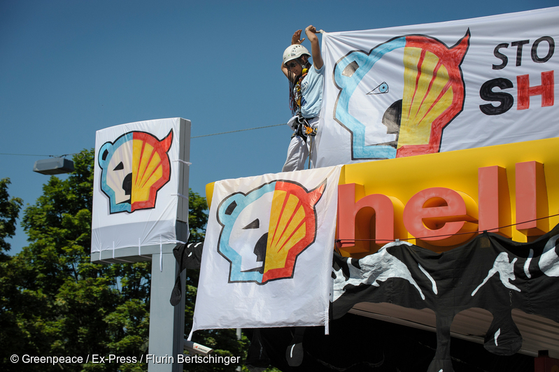 Besetzung der Tankstelle von Royal Dutch Shell plc durch Greenpeace-Aktivisten am Dienstag (30.06.15) an der Horneggstrasse in Zürich. Die Umweltorganisation protestiert damit gegen die Bohrungen des Mineralöl- und Erdgasunternehmen in der Arktis. Foto: Flurin Bertschinger/Ex-Press