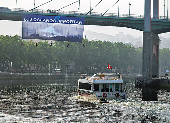 El 8 de junio, Día de los Océanos, desplegamos una pancarta frente al Guggenheim de Bilbao con el lema “Los océanos importan”.