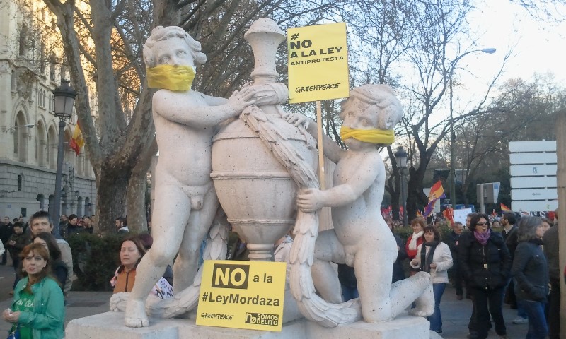 Estatua amordazada para apoyar una actividad contra la Ley Antiprotesta         