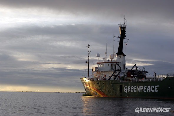 O barco do Greenpeace, Artic Sunrise, no rio Amazonas. Santarem. Brasil. 12/05/2006. 