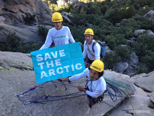 Escalada mundial de Greenpeace en más de 20 países para pedir la protección del Ártico