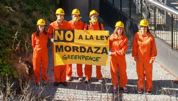Greenpeace escala el Faro de Moncloa en contra de la Ley de Seguridad Ciudadana.



