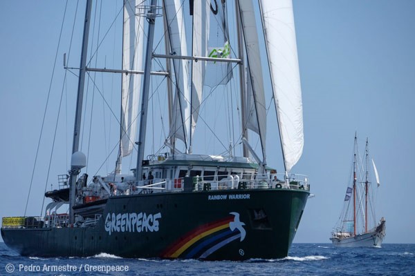 El Rainbow Warrior en el Mediterráneo contra las prospeccione petrolíferas