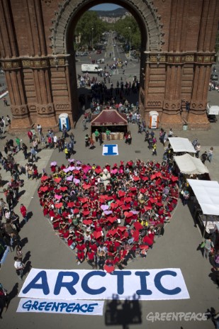 Barcelona/ Hoy más de 10.000 personas, en 280 ciudades en todo el mundo, se han unido para formar una “pancarta humana” con forma de corazón para pedir la protección del Ártico.
