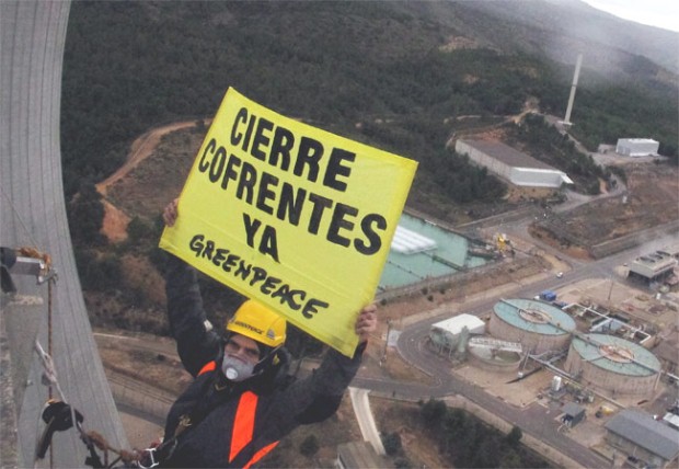Activistas de Greenpeace acceden a la central nuclear de Cofrentes para demostrar su falta de seguridad.
