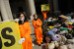 Activistas de Greenpeace llevan basura al Ministerio