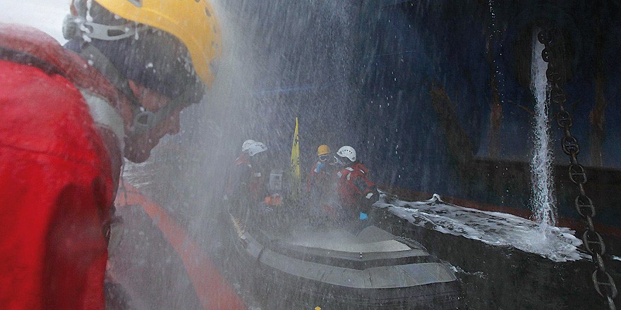 Trabajadores de Gazprom rocían a activistas de Greenpeace con agua a presión