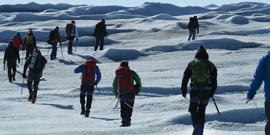 La expedición encordada en el glaciar de Apusiaajik, Kulusuk (Groenlandia).
