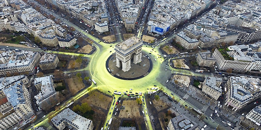 Gigantesco sol alrededor del Arco del Triunfo de París para llamar la atención de los países participantes sobre la necesidad de apostar por las renovables como medio para alcanzar un acuerdo justo.