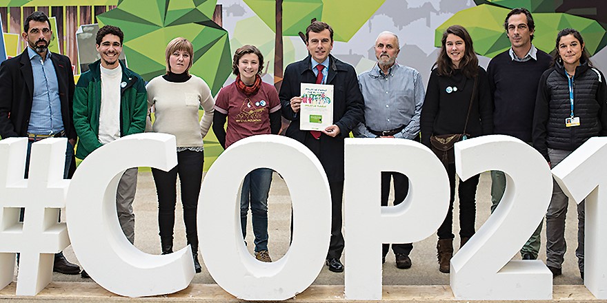 Las 90.000 firmas recogidas por un futuro 100% renovable para España fueron entregadas por nuestros siete “héroes por el clima” al secretario de estado, Pablo Saavedra. 