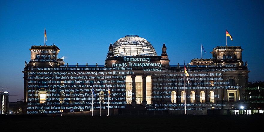 Proyección de los papeles secretos del TTIP en el Parlamento alemán de Berlín.