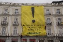 Activistas de Greenpeace despliegan una pancarta en la Puerta del Sol en defensa del derecho a la protesta pacífica  