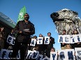 Una osa gigante de Greenpeace defiende los derecho humanos en la Cumbre del Clima