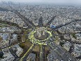 Greenpeace pinta un enorme sol alrededor del Arco del Triunfo de París mientras las negociaciones de la COP se acercan a su final