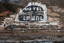 Activistas de Greenpeace escriben “demolición” en 1.500 m2 de arena en la playa de El Algarrobico