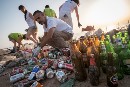 Imágenes de la campaña contra la contaminación por plásticos en Valencia: limpieza de playa y actividad en la Malvarrosa