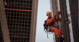 Escaladores de Greenpeace suben a una de las Torres Kio de Madrid para decir no al TTIP