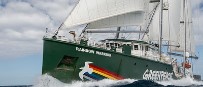 El barco de Greenpeace Rainbow Warrior visita Barcelona para pedir un Mediterráneo sin plásticos
