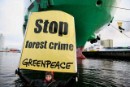Greenpeace bloquea un barco en Finlandia con papel procedente de Bosques Primarios