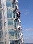 Activistas de Greenpeace escalan el edificio más alto de Europa