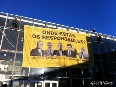Activistas de Greenpeace despliegan una pancarta en el juicio del Prestige con el rostro de los responsables de la marea negra