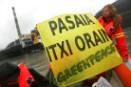 Activistas de Greenpeace se suben a la chimenea de la central térmica de Pasaia (Guipúzcoa) para pedir su cierre