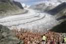 Tunick y Greenpeace “desnudan” a centenares de personas en un glaciar suizo para una "foto-instalación" contra el cambio climático