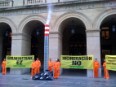 Activistas de Greenpeace "instalan" una incineradora de residuos en el centro de Donostia