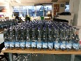 Greenpeace reparte 501 botellas con trozos de vaqueros dentro para denunciar la contaminación del agua por el sector textil