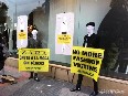 Greenpeace despliega una pancarta en una tienda de Zara en Madrid para pedir la eliminación de los tóxicos en su producción