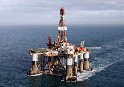 Voluntarios de Greenpeace recogen firmas contra las prospecciones petrolíferas en Canarias