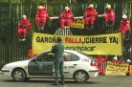 Greenpeace bloquea la entrada de la central nuclear de Garoña