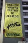 Activistas de Greenpeace despliegan una pancarta gigante en la sede del grupo Jerónimo Martins en Lisboa