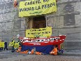  Greenpeace lleva un barco de pesca al Ministerio para pedir a Cañete que no hunda el futuro de los pescadores sostenibles