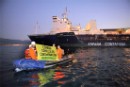Activistas  de Greenpeace denuncian la implicación española en la contaminación de la Bahía de Algeciras 