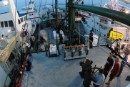 Las autoridades francesas ceden ante los pescadores y remolcan el Rainbow Warrior fuera de sus aguas