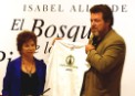 Isabel Allende presenta el primer Libro Amigo de lo Bosques impreso en España