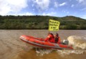 Activistas de Greenpeace denuncian en el Granado (Huelva) una operación urbanística en un área protegida