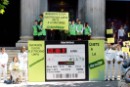 Activistas de Greenpeace entran en la bolsa de Madrid y presentan una "OPA VERDE" por el derecho a elegir electricidad limpia