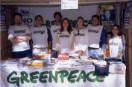 Voluntarios de Greenpeace piden a los supermercados que no sean cómplices de la destrucción de los océanos
