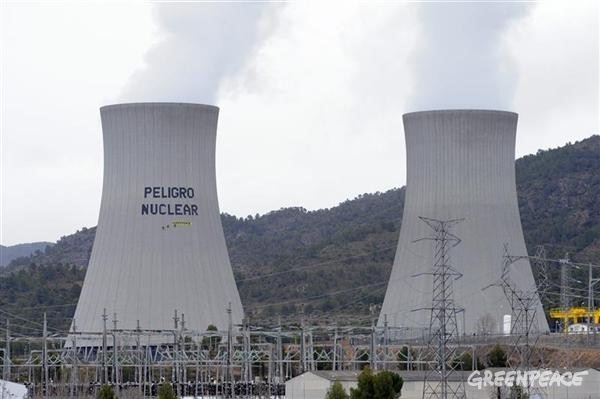 Activistas denuncian el peligro nuclear en la central de Cofrentes. 