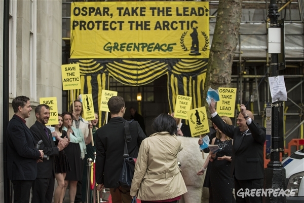 Fans reciben a los delegados de OSPAR al grito de "OSPAR, take the lead: protect the Arctic"