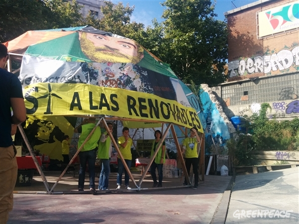 Stand de Greenpeace en el Mercado de la Cebada en Madrid para pedir un modelo renovable.