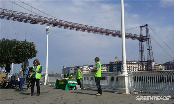 En el puente colgante de Portugalete (Patrimonio de la Humanidad) pidiendo 100% Renovables